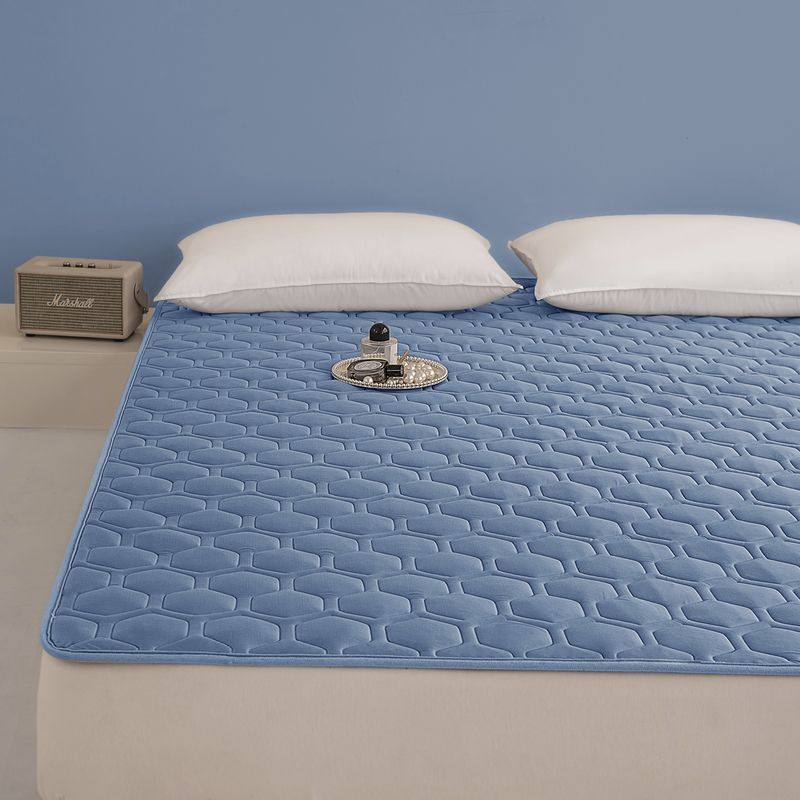 Self-cooling dog mat – Non-toxic, soft cooling pad for indoor & outdoor use, washable & available in various sizes