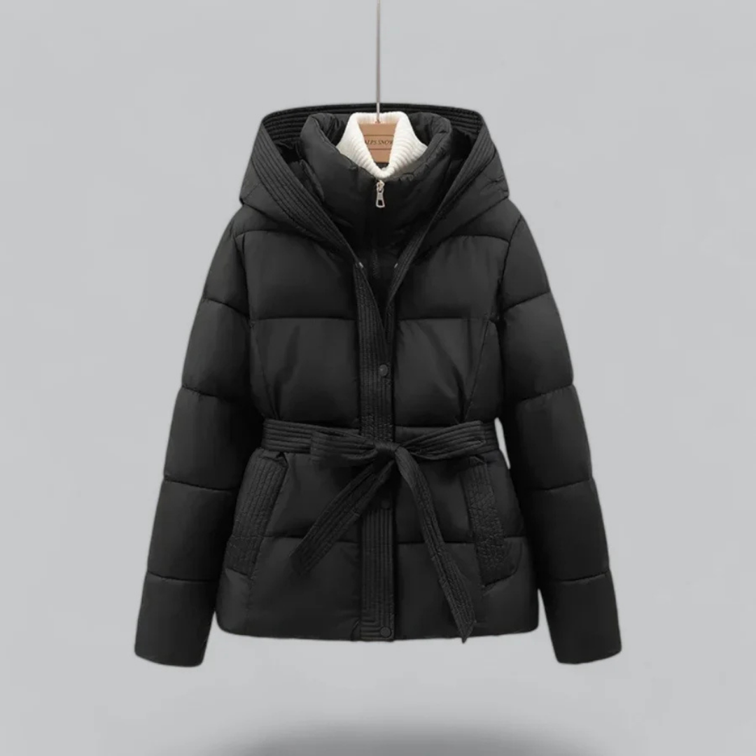 Delilah | Warme Pufferjacke mit Kapuze und Gürtel für den Winterstil der Damen 0
