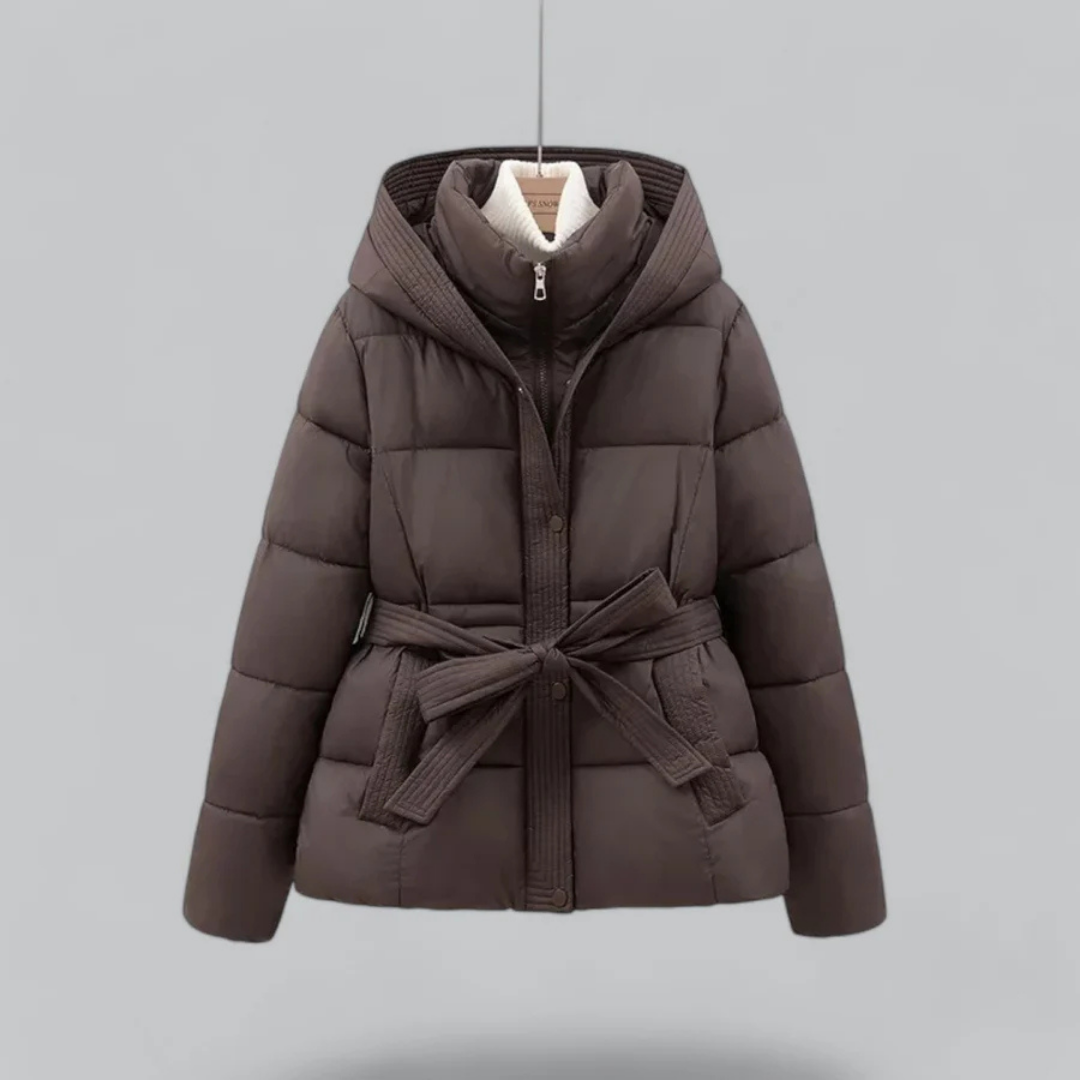 Delilah | Warme Pufferjacke mit Kapuze und Gürtel für den Winterstil der Damen 1