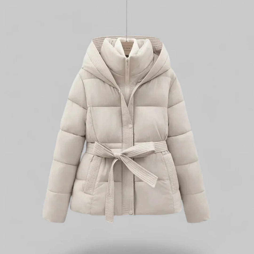 Delilah | Warme Pufferjacke mit Kapuze und Gürtel für den Winterstil der Damen 2