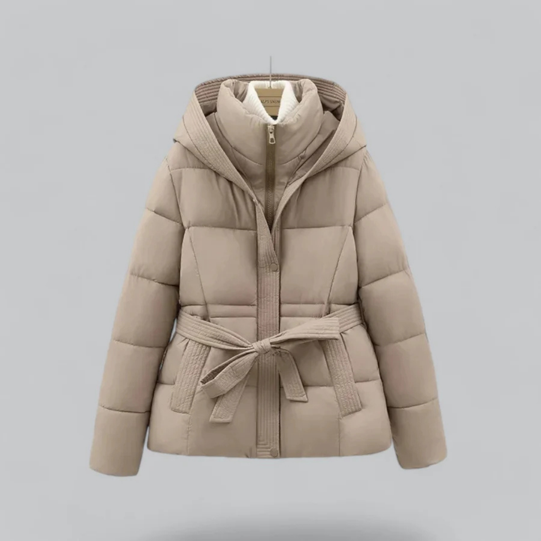 Delilah | Warme Pufferjacke mit Kapuze und Gürtel für den Winterstil der Damen 3