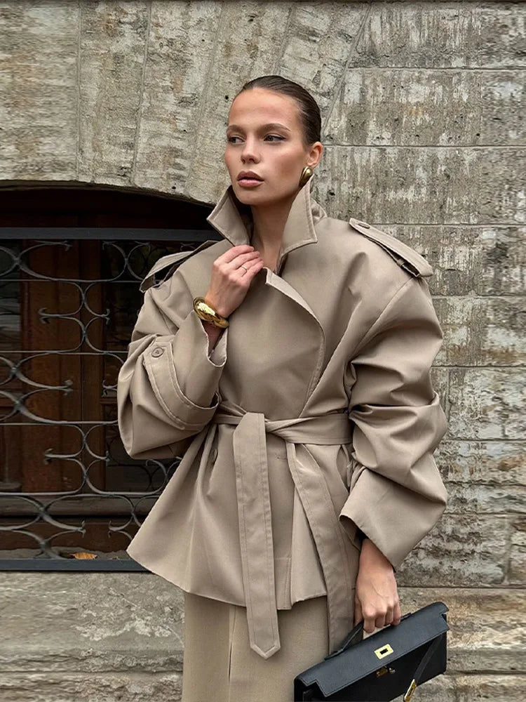 Eleganter Damen Trenchcoat mit Schulterpolstern und Schnürung – Tailliert in Beige oder Schwarz 1