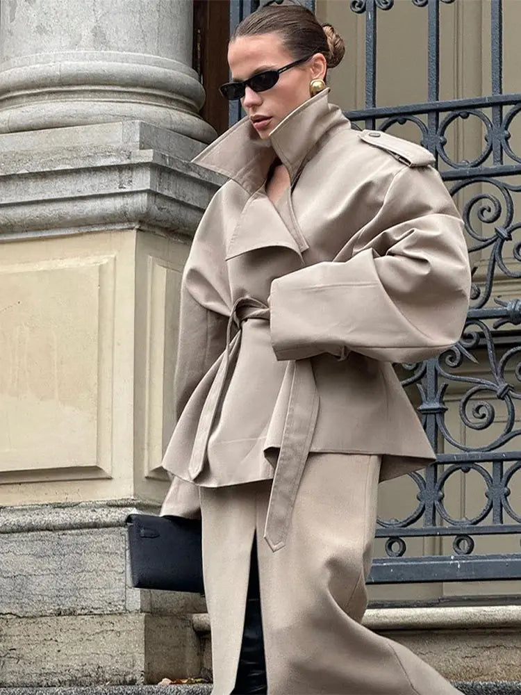 Eleganter Damen Trenchcoat mit Schulterpolstern und Schnürung – Tailliert in Beige oder Schwarz 2