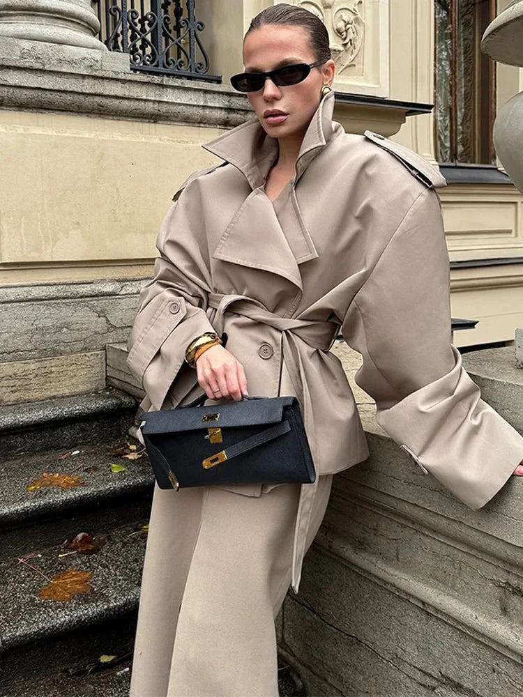 Eleganter Damen Trenchcoat mit Schulterpolstern und Schnürung – Tailliert in Beige oder Schwarz 3