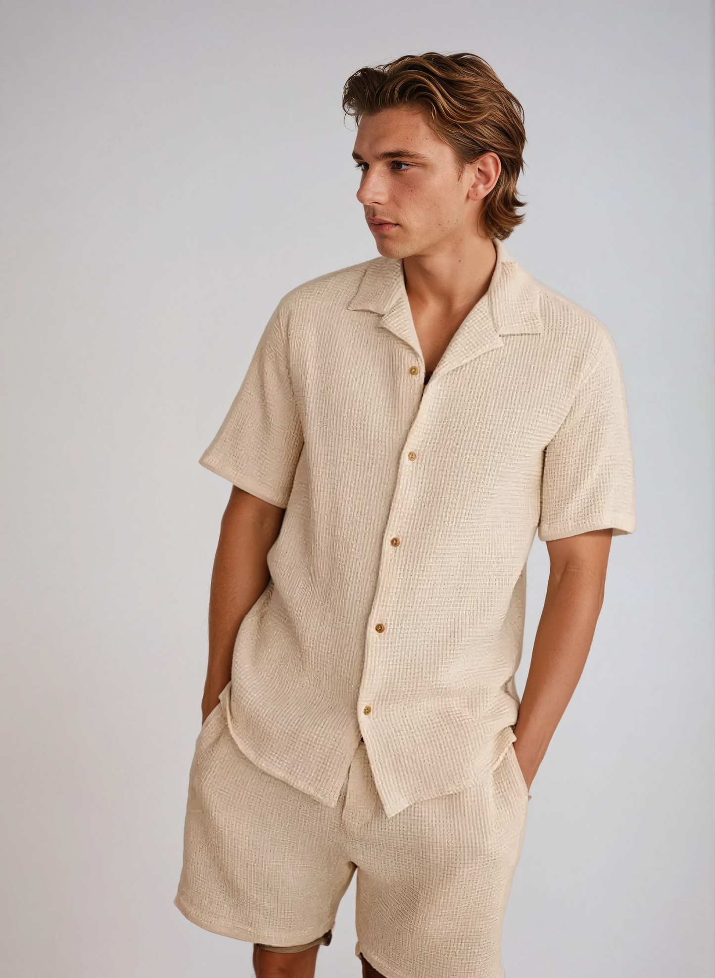 https://cdn.shopify.com/s/files/1/0879/0949/9227/files/Heren_Zomerset_van_Wafelstof_Luchtig_Shirt_en_Korte_Broek_in_Beige_T-E.png?v=1742658678