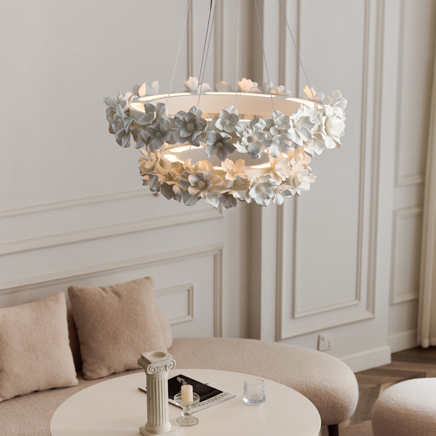 Illunor | Eleganter Kronleuchter mit modernem Touch aus Keramikblumen 2