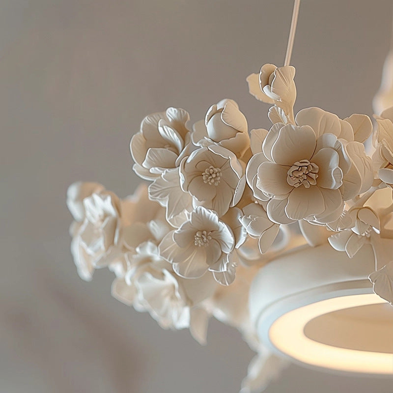 Illunor | Eleganter Kronleuchter mit modernem Touch aus Keramikblumen 3