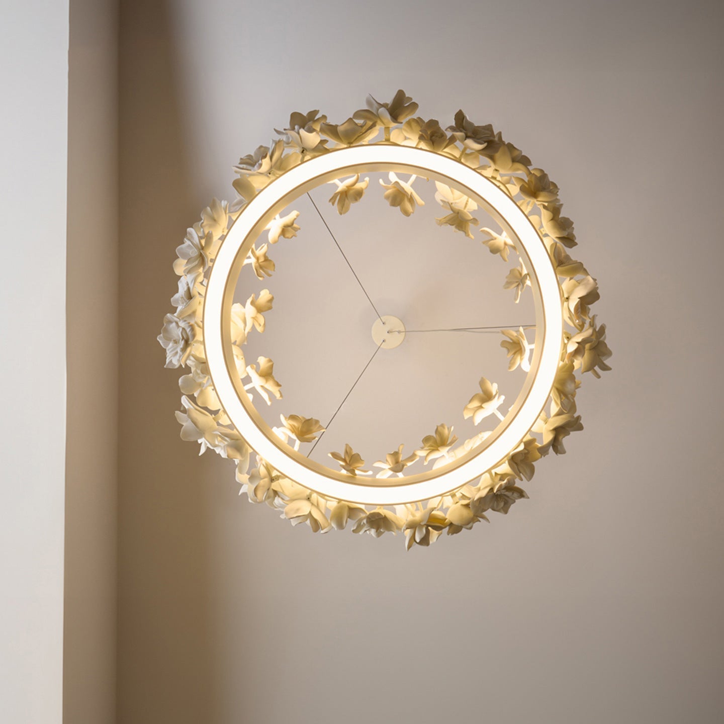 Illunor | Eleganter Kronleuchter mit modernem Touch aus Keramikblumen 4