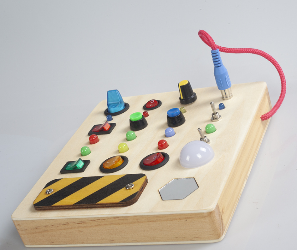 Montessori Busy Board mit Lichtern und Schaltern 2