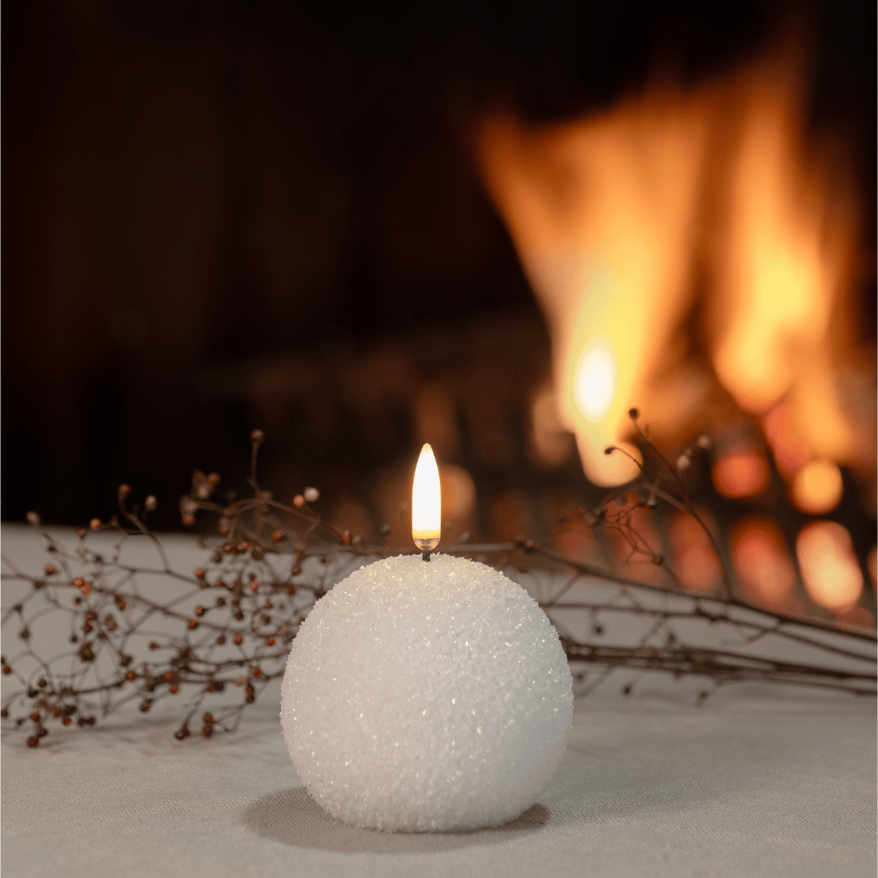 WinterShine – Elegante LED-Kerze im Schneeball-Design 1