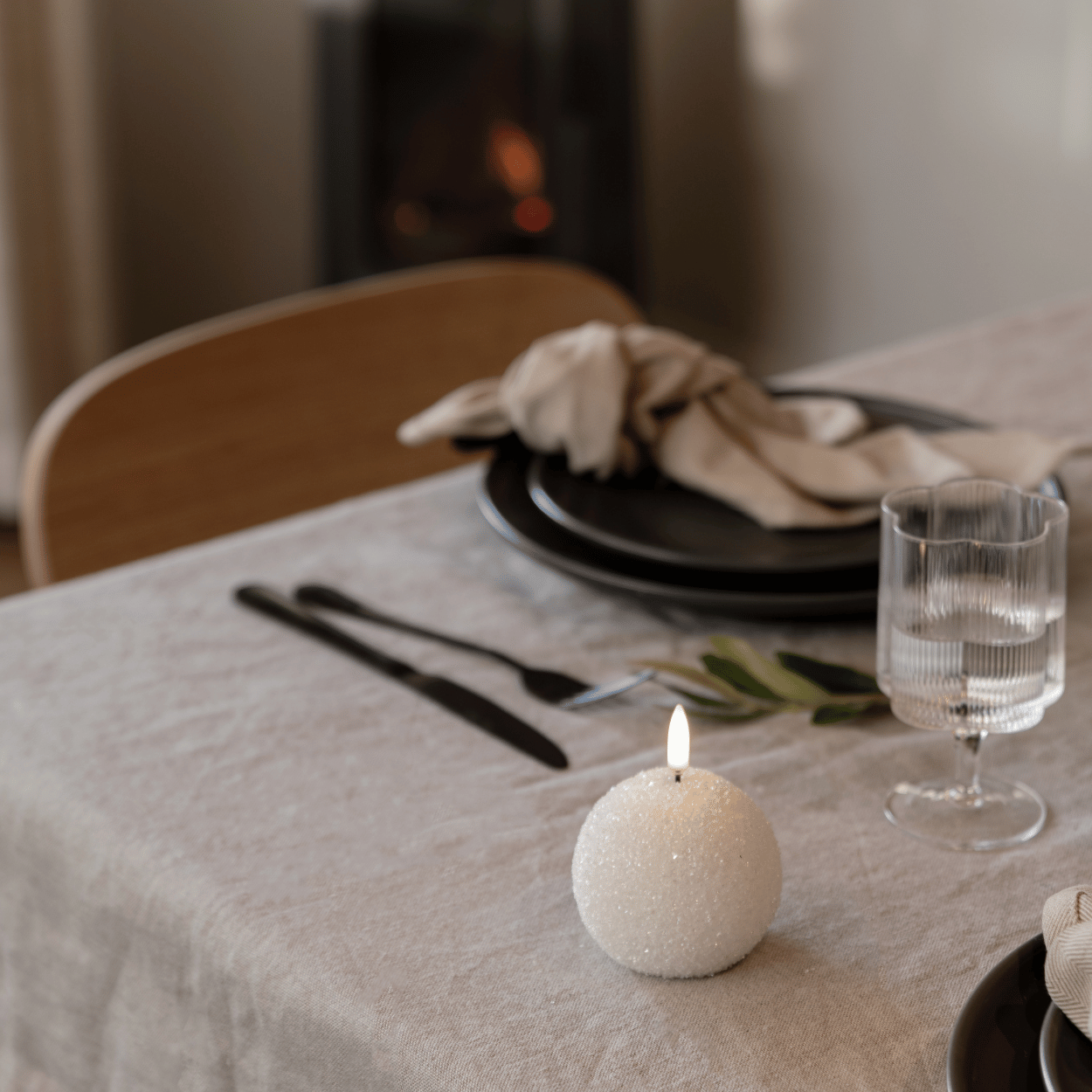 WinterShine – Elegante LED-Kerze im Schneeball-Design 2