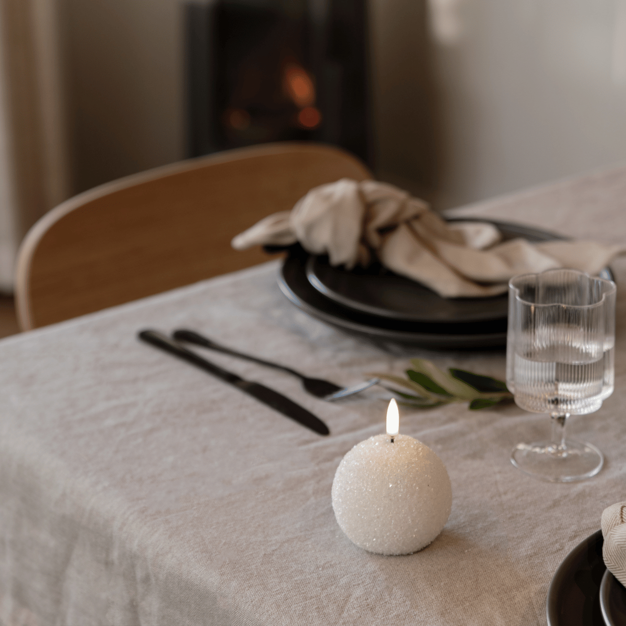 WinterShine – Elegante LED-Kerze im Schneeball-Design 3