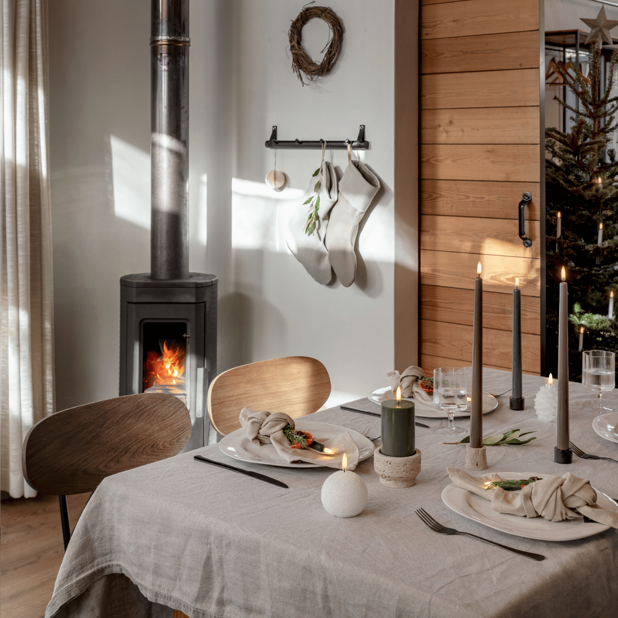 WinterShine – Elegante LED-Kerze im Schneeball-Design 4