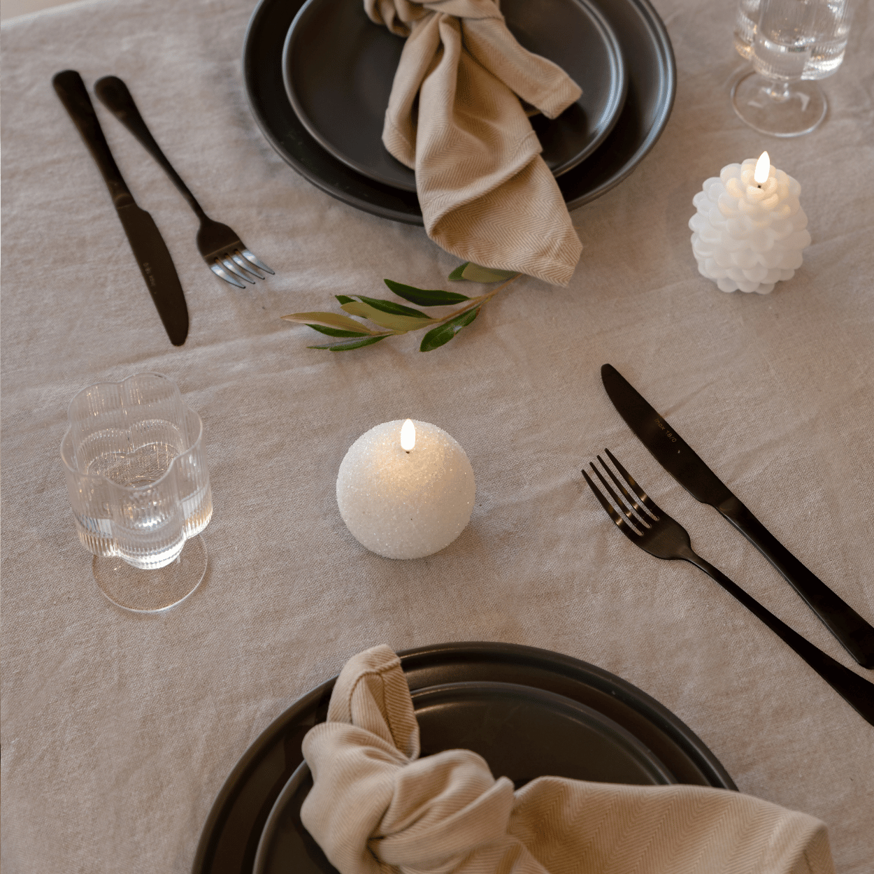 WinterShine – Elegante LED-Kerze im Schneeball-Design 5