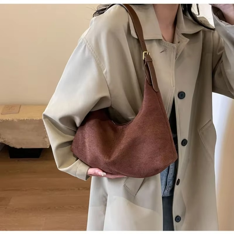 Mala de senhora vintage em camurça com design em meia-lua – Mala preta elegante para qualquer ocasião