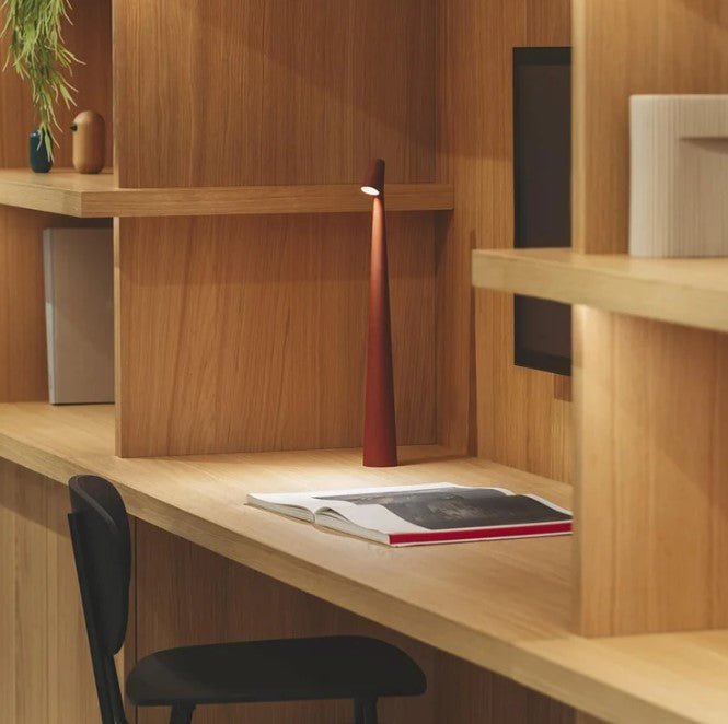 Lámpara de escritorio LED minimalista – Iluminación delgada y moderna para áreas de trabajo