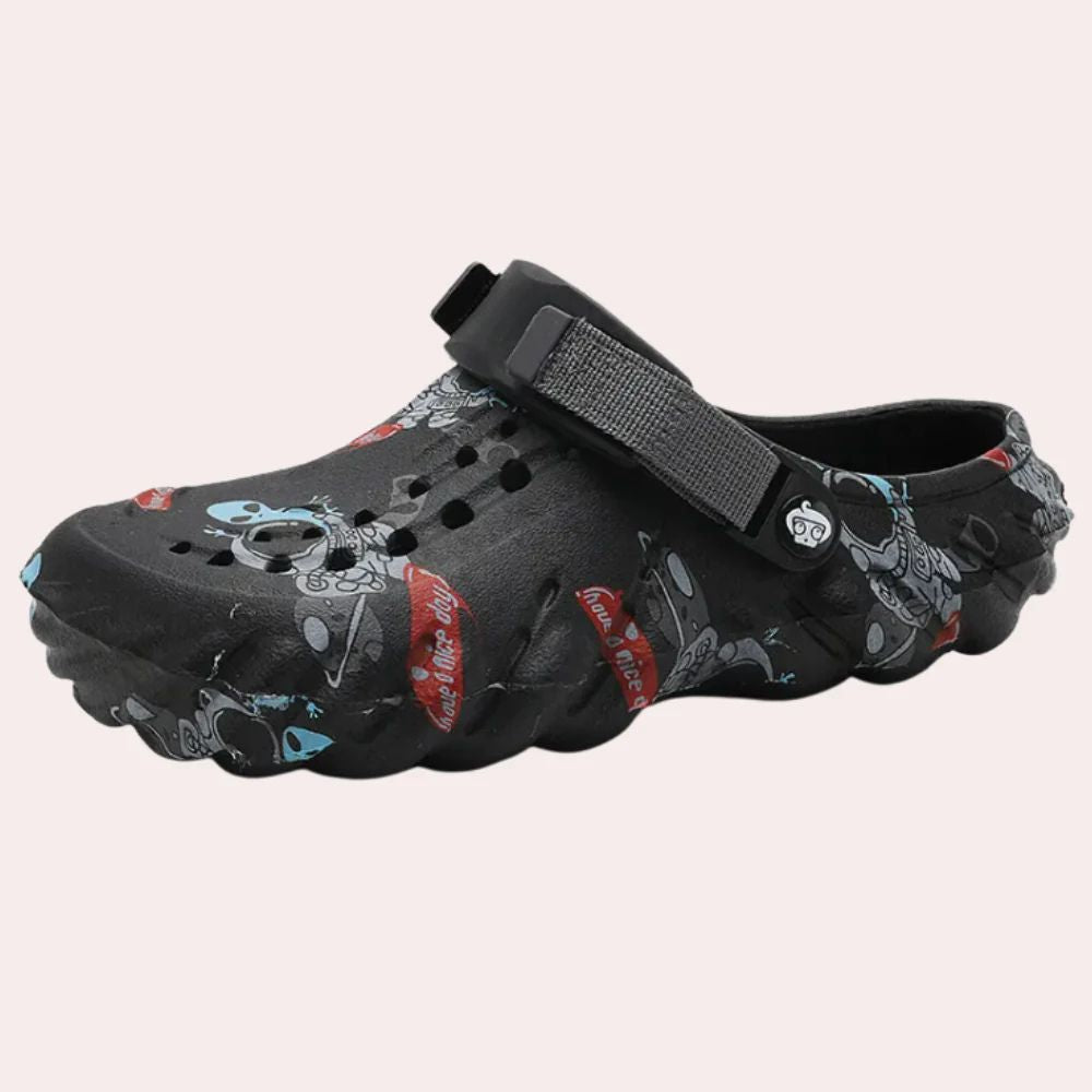 https://cdn.shopify.com/s/files/1/0748/5590/7594/files/zomerse-sandalen-strand-heren-zwart.jpg?v=1740640496