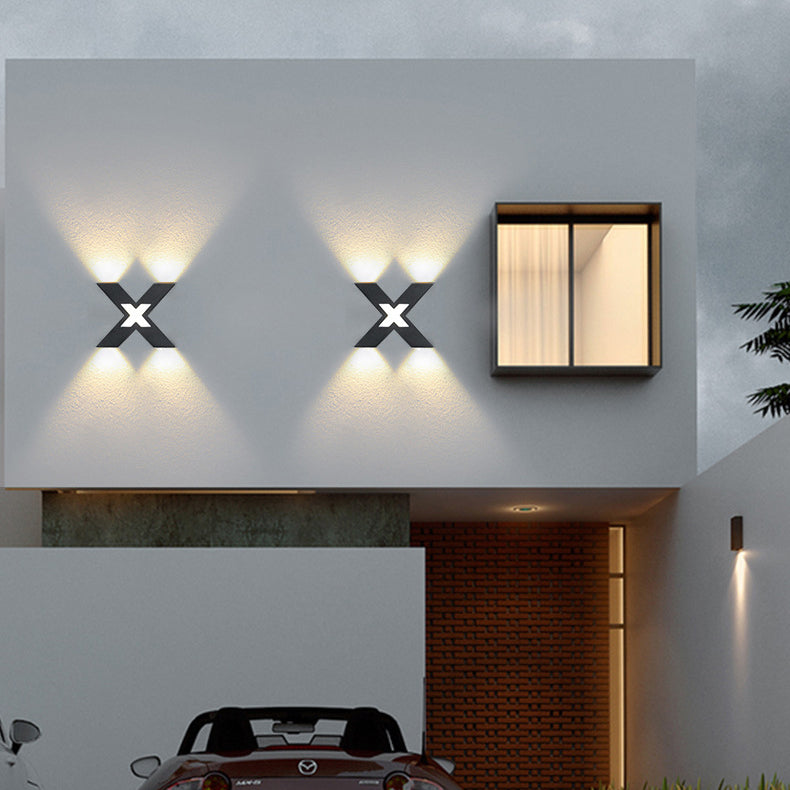 QuadraStrahl Outdoor – Wasserdichte X-förmige LED Wandleuchte für den Außenbereich