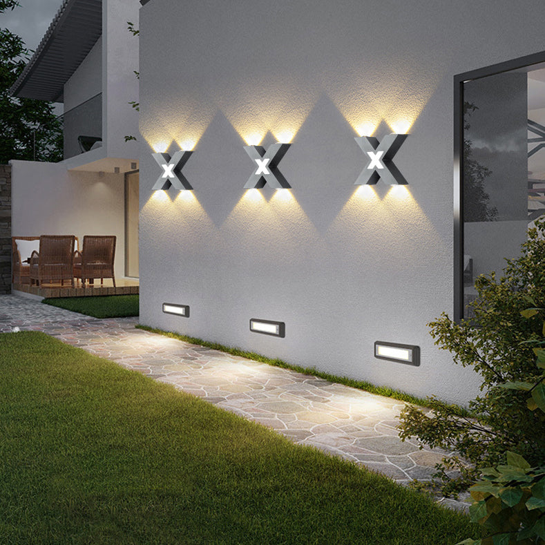 QuadraStrahl Outdoor – Wasserdichte X-förmige LED Wandleuchte für den Außenbereich