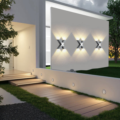 QuadraStrahl Outdoor – Wasserdichte X-förmige LED Wandleuchte für den Außenbereich
