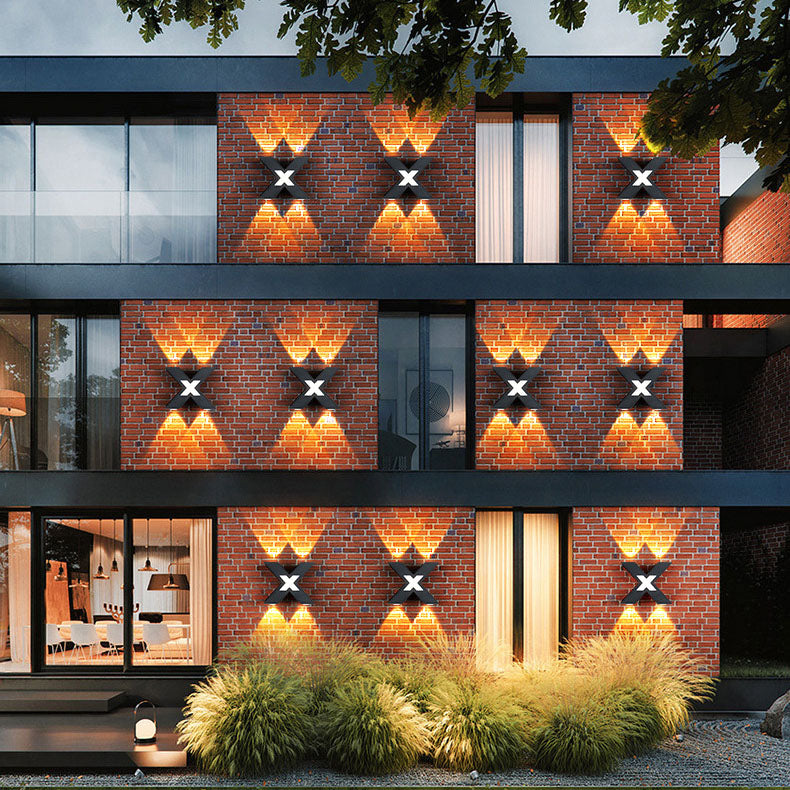 QuadraStrahl Outdoor – Wasserdichte X-förmige LED Wandleuchte für den Außenbereich