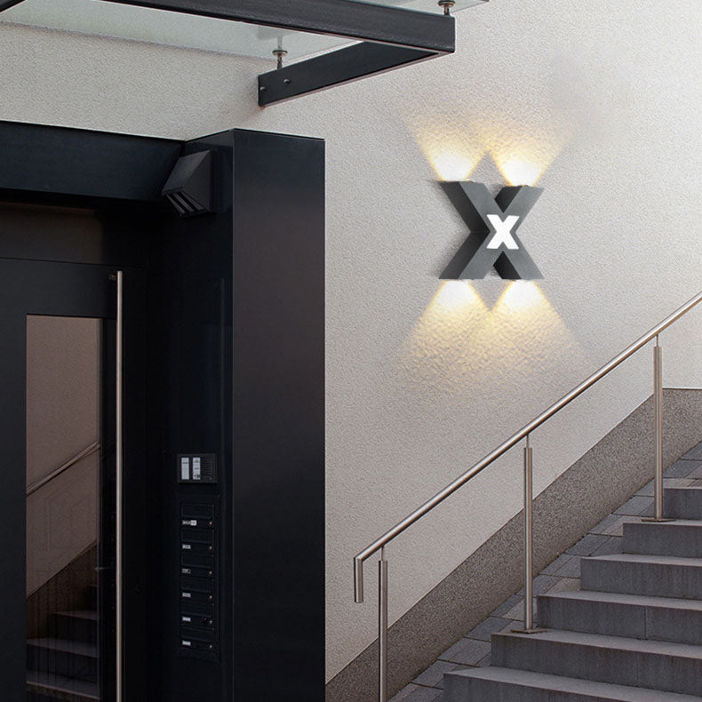 QuadraStrahl Outdoor – Wasserdichte X-förmige LED Wandleuchte für den Außenbereich