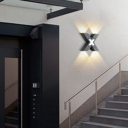 QuadraStrahl Outdoor – Wasserdichte X-förmige LED Wandleuchte für den Außenbereich