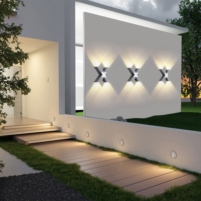 QuadraStrahl Outdoor – Wasserdichte X-förmige LED Wandleuchte für den Außenbereich