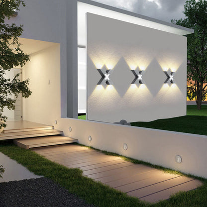 QuadraStrahl Outdoor – Wasserdichte X-förmige LED Wandleuchte für den Außenbereich