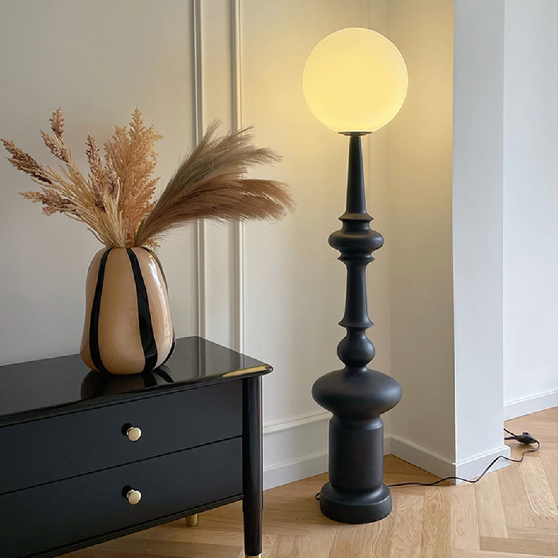 Aestheticor | Moderne schwarze Bauhaus-Stehlampe 1