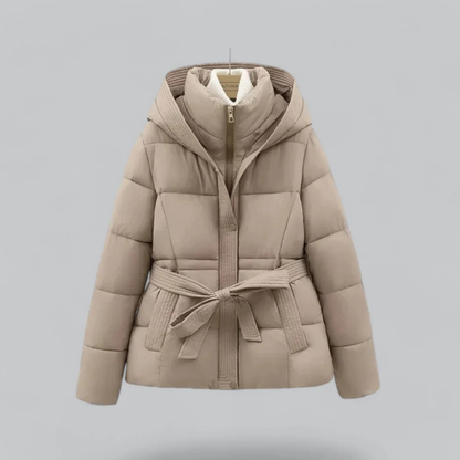 Delilah | Warme Pufferjacke mit Kapuze und Gürtel für den Winterstil der Damen 3