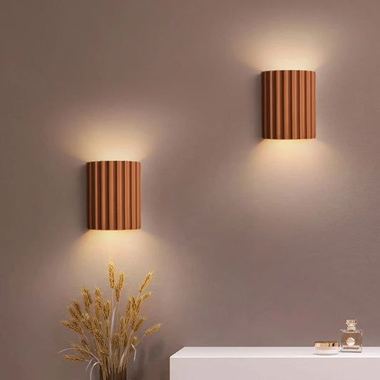 Lámpara de pared moderna de resina – Iluminación artística para interiores contemporáneos