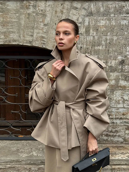 Eleganter Damen Trenchcoat mit Schulterpolstern und Schnürung – Tailliert in Beige oder Schwarz 1