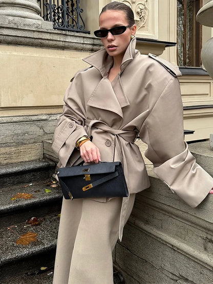 Eleganter Damen Trenchcoat mit Schulterpolstern und Schnürung – Tailliert in Beige oder Schwarz 3