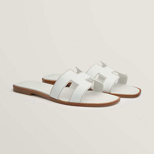 Flache Ledersandalen mit Cut-Out-Design 0