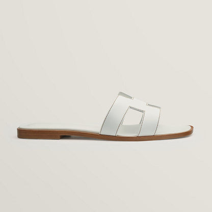 Flache Ledersandalen mit Cut-Out-Design 4