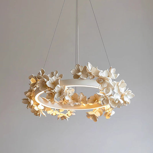 Illunor | Eleganter Kronleuchter mit modernem Touch aus Keramikblumen 0