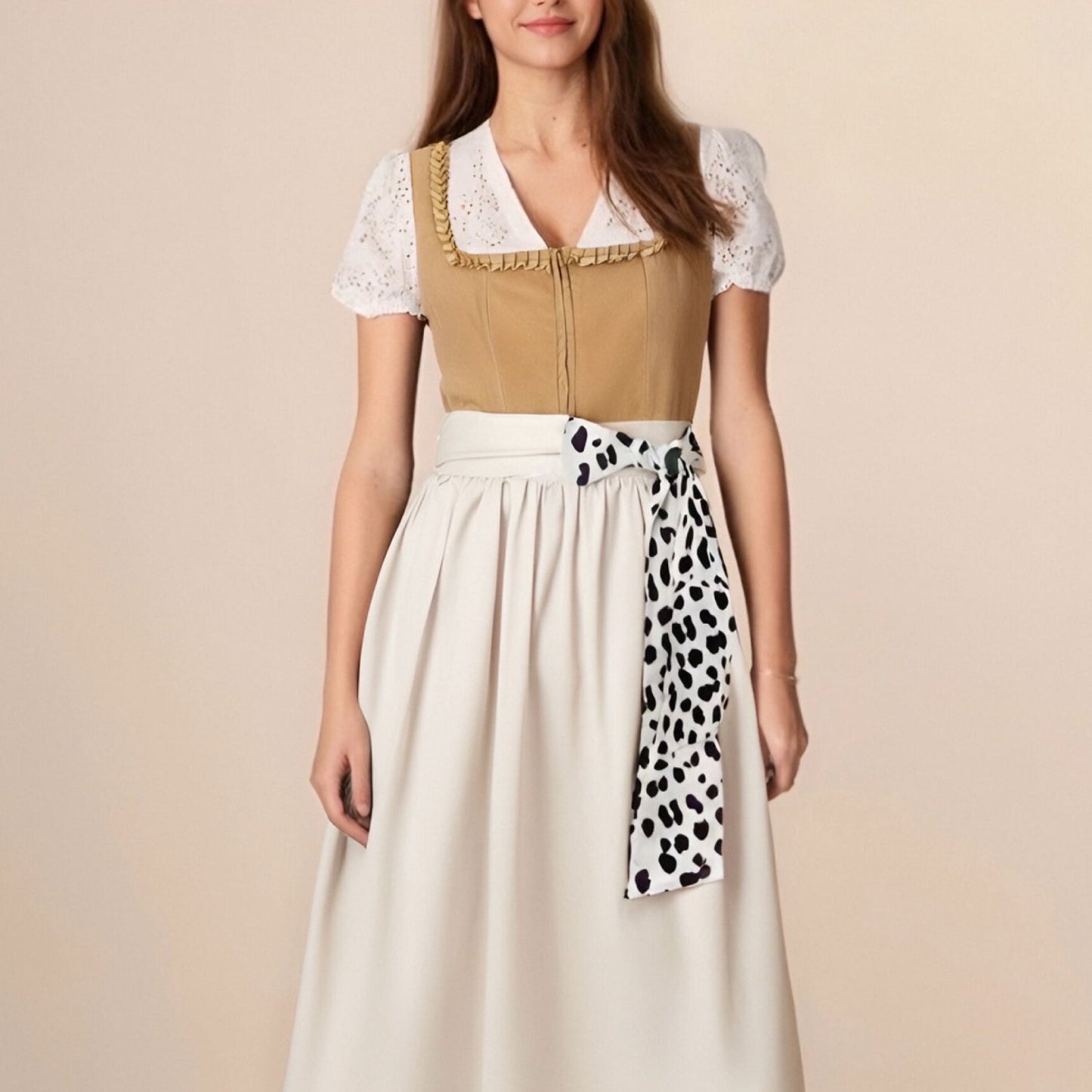 Khakifarbenes Oktoberfest-Dirndlkleid mit Leopardenmuster 0