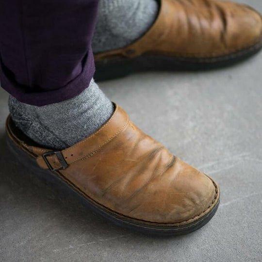 Klassische Damenclogs aus Leder mit Verstellbarem Riemen und Bequemem Fußbett – Geschlossene Schuhe für Optimalen Komfort 2