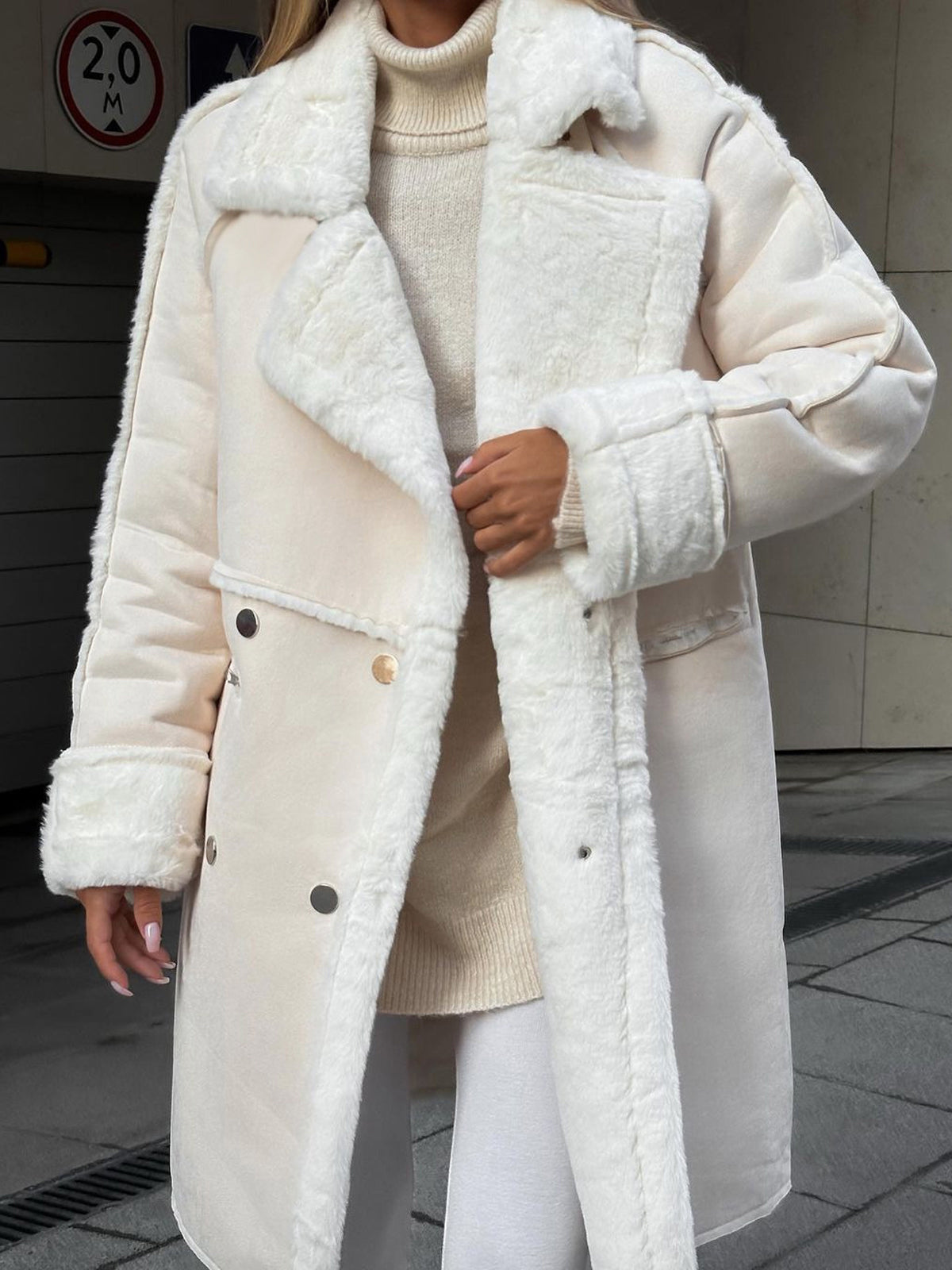 Larissa | Eleganter Mantel in Übergröße für Damen – Warmes Winter-Plüsch-Revers 3