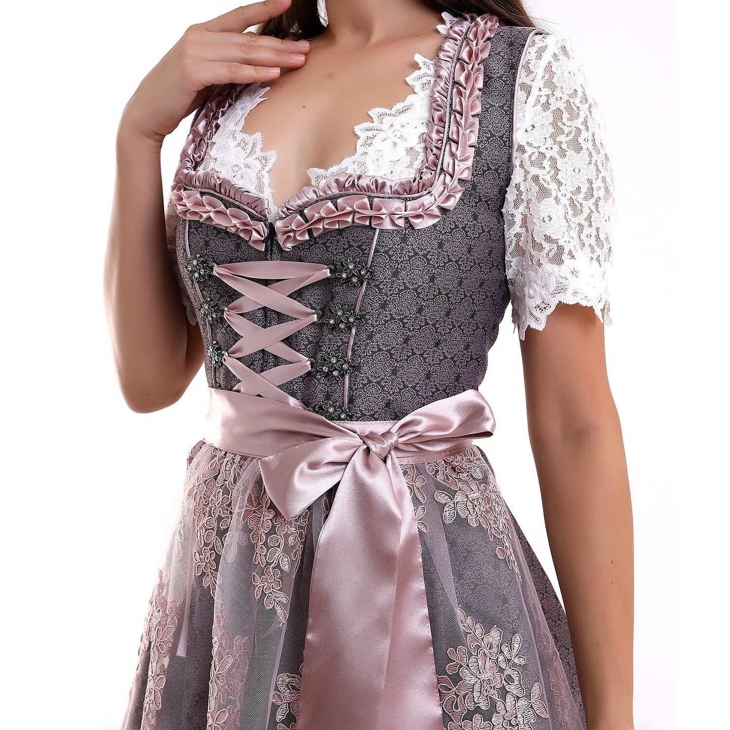 Lila besticktes Dirndlkleid mit Spitzenschürze und Bluse zum Oktoberfest 3