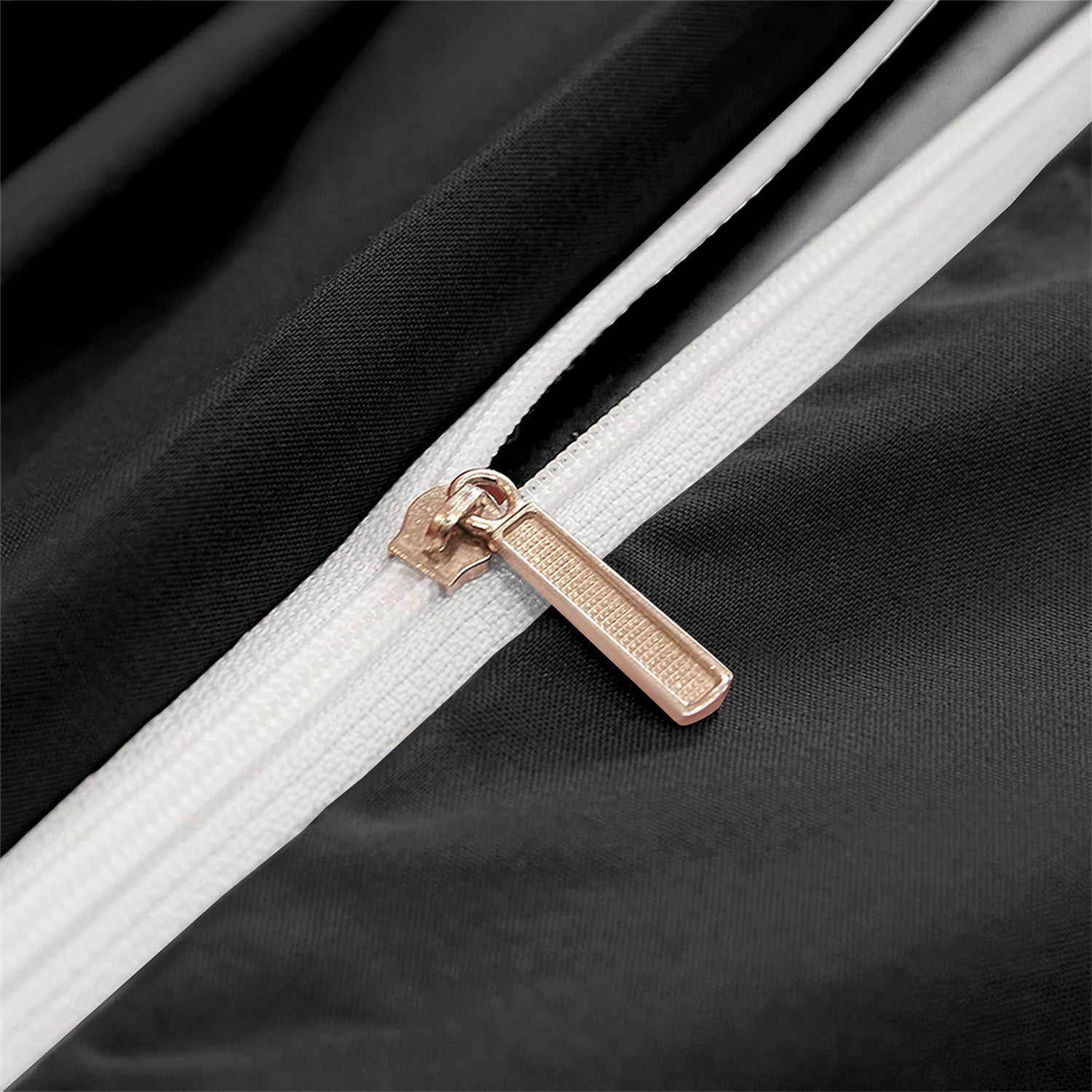 MidnightPetals – Elegantes Bettwäscheset in Schwarz und Gold 5