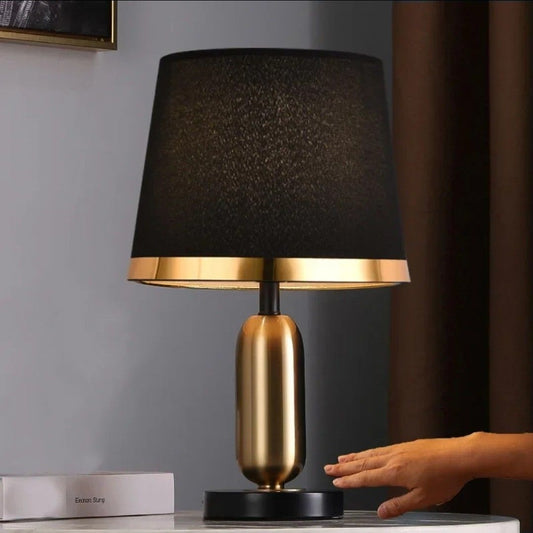 NoirBeam – Schlichte Tischleuchte in Gold und Schwarz für dezente Beleuchtung 0