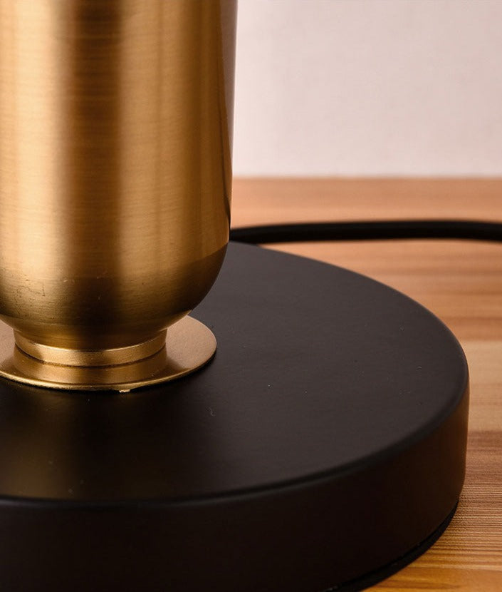 NoirBeam – Schlichte Tischleuchte in Gold und Schwarz für dezente Beleuchtung 7