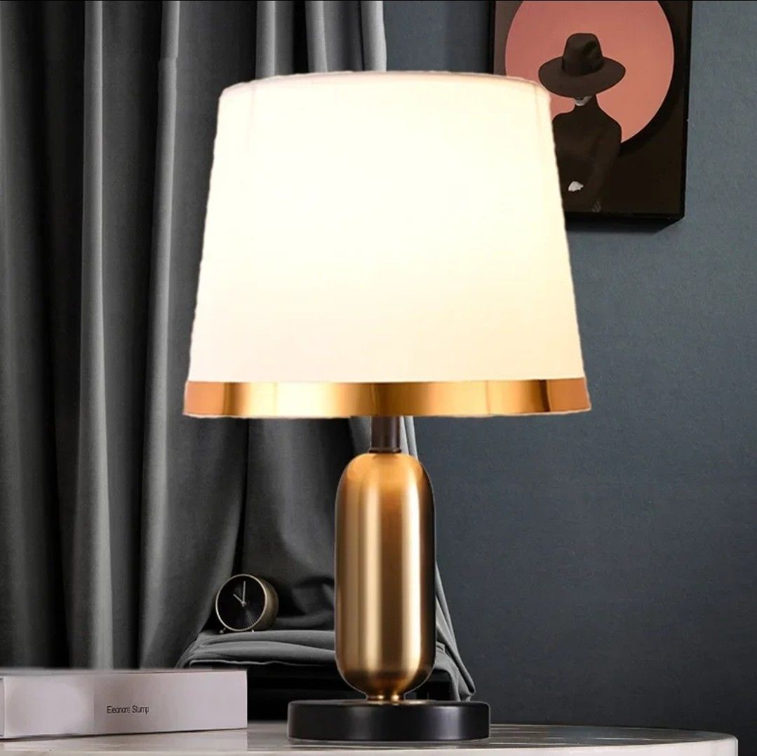 NoirBeam – Schlichte Tischleuchte in Gold und Schwarz für dezente Beleuchtung 8