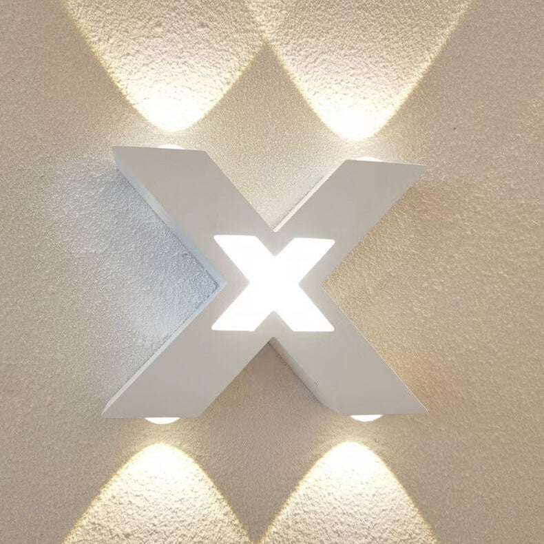 QuadraStrahl Outdoor – Wasserdichte X-förmige LED Wandleuchte für den Außenbereich