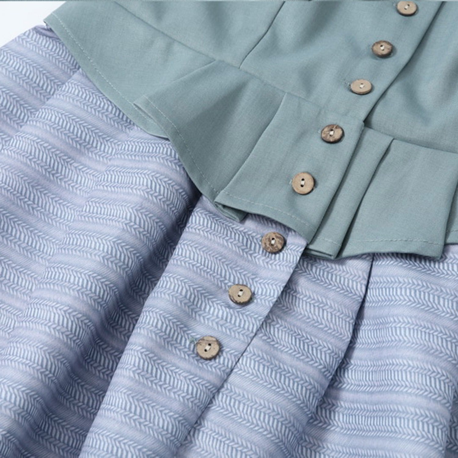 Oktoberfest Dirndl zum Knöpfen mit langer Schürze 7