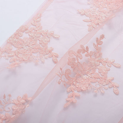 Oktoberfest Dirndlkleid mit Stickerei in Rosa mit Spitzenschürze und Bluse 7