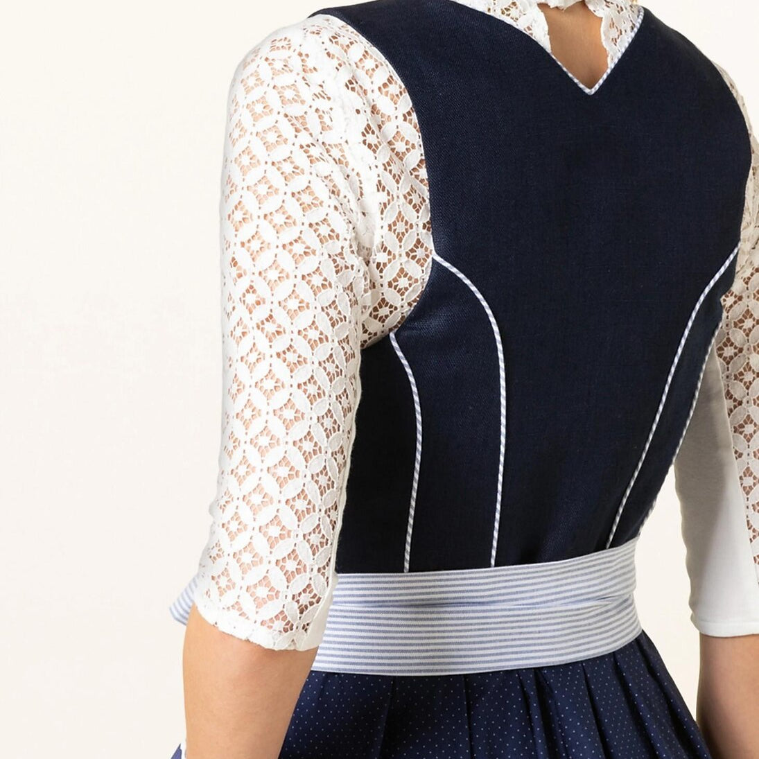 Oktoberfest Dirndlkleid mit blauem Blumenmuster und Schürze 2