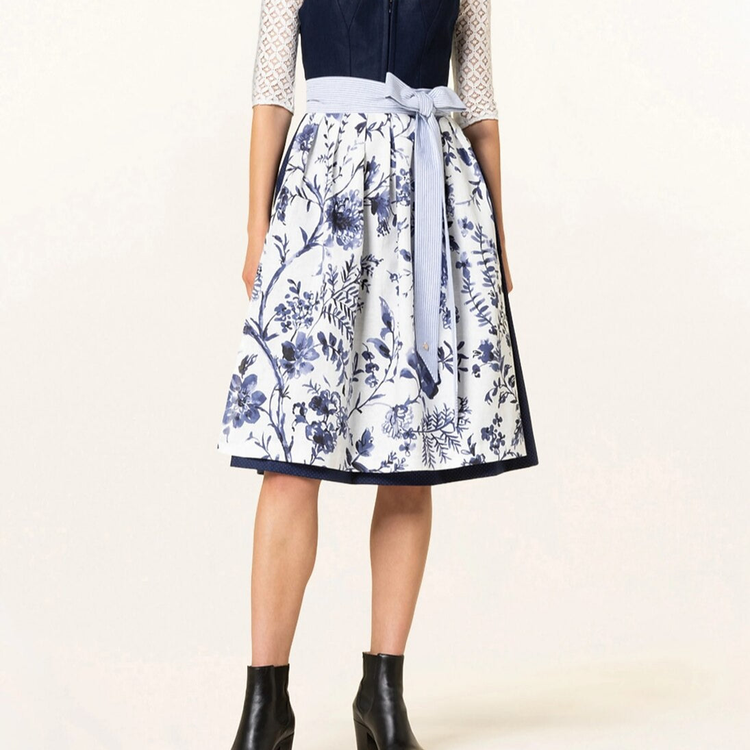 Oktoberfest Dirndlkleid mit blauem Blumenmuster und Schürze 3